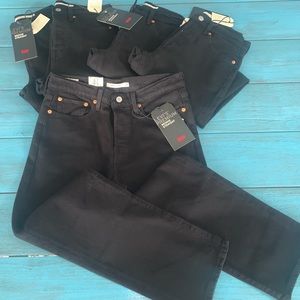 Womenās Leviās Premium Wedgie Straight Black Jeans